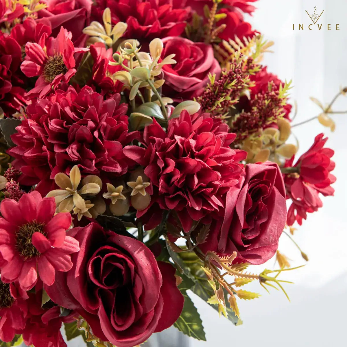 Zusammengestellter Seidenblumenstrauß – Gesteck aus Kunstrosen, Hortensien und Gänseblümchen, Steckblumenstiel, 34 cm