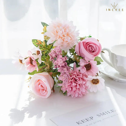 Zusammengestellter Seidenblumenstrauß – Gesteck aus Kunstrosen, Hortensien und Gänseblümchen, Steckblumenstiel, 34 cm