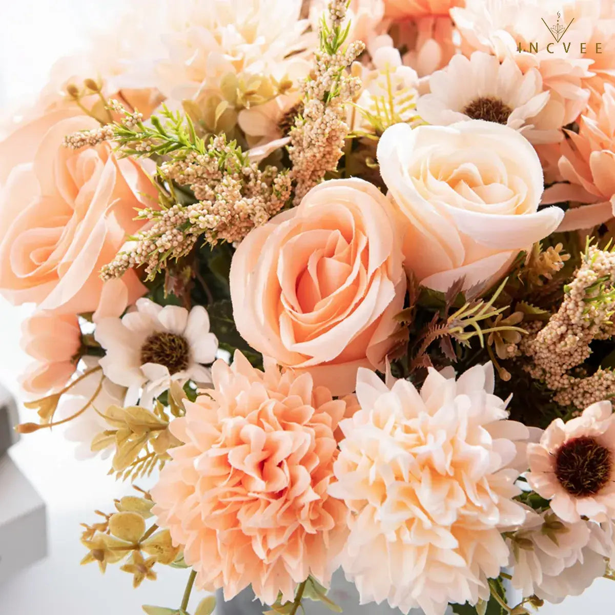 Zusammengestellter Seidenblumenstrauß – Gesteck aus Kunstrosen, Hortensien und Gänseblümchen, Steckblumenstiel, 34 cm