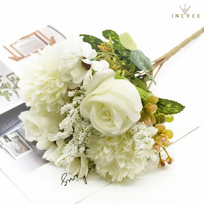 Künstlich gestalteter Strauß aus Seidenrosen und Hortensien – künstliches Gänseblümchen mit skulpturalem Schaumstoffzapfen, 32 cm große Tischdekoration